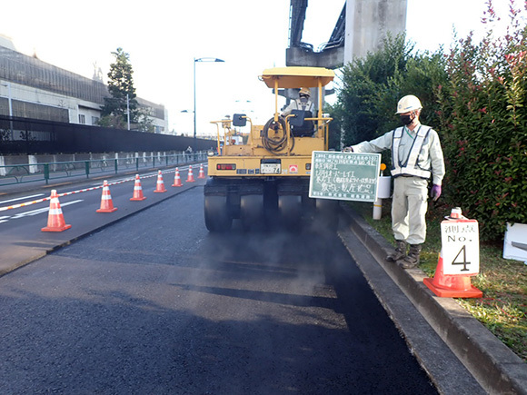 写真：路面補修工事 2北北の10　施工中