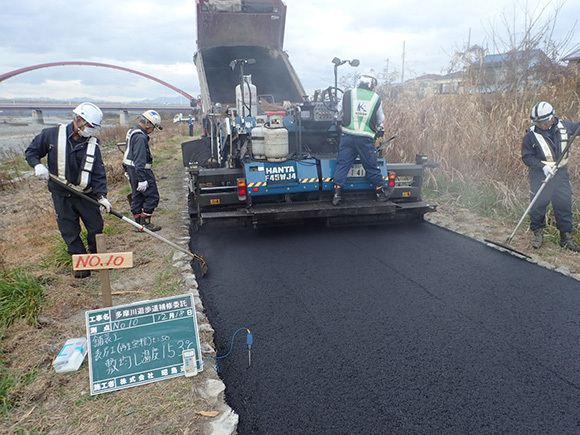 写真：多摩川遊歩道舗装工事　施工中