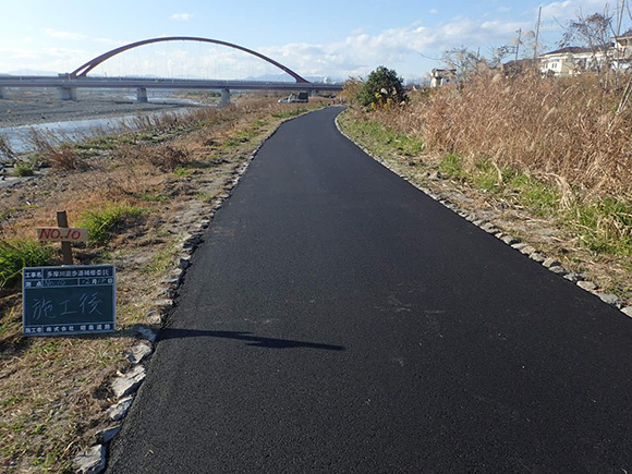 写真：多摩川遊歩道舗装工事　施工後