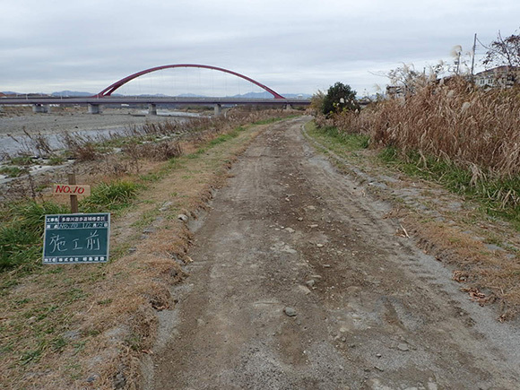 写真：多摩川遊歩道舗装工事　施工前