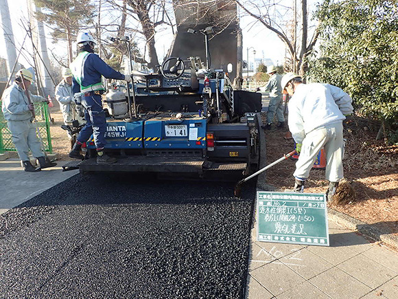 写真：昭和公園園路改修工事　施工中