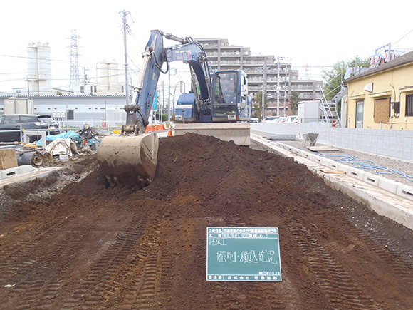 写真：昭島6号道路築造工事　施工中